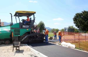 ASFALTIRANJE PRED OŠ CERKNICA 04 FOTO LJUBO VUKELIČ